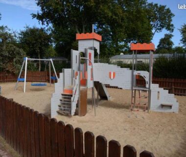 Aire de jeux avec toboggan et balançoires dans le mobil home camping *** les ollivaud