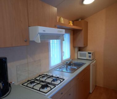 Cuisine équipée avec plaque évier et micro-ondes dans le mobil home camping *** les ollivaud