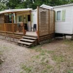 Terrasse en bois et mobil home dans le camping chez ANIK et ALAIN