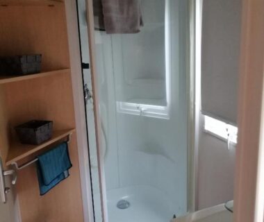 Salle d'eau avec cabine de douche dans le mobil home chez ANIK & ALAIN