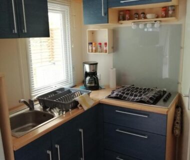 Intérieur kitchenette avec plaques de cuisson évier et cafetière dans le mobil home chez ANIK et ALAIN