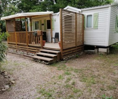 Terrasse en bois et mobil home dans le camping chez ANIK et ALAIN