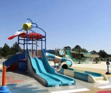 Aire aquatique extérieure avec toboggans et jeux au mobil home chez fred