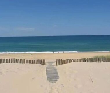 Plage de sable avec passerelle en bois au mobil home chez fred