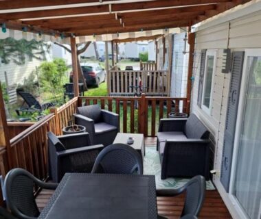 Terrasse couverte avec salon extérieur du mobil home chez fred