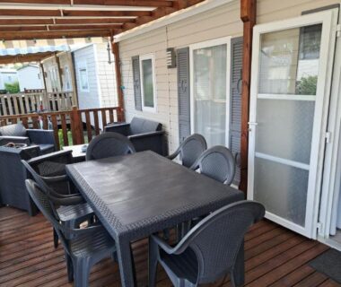 Terrasse couverte avec table et chaises du mobil home chez fred