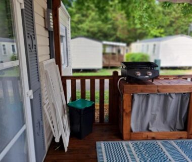 Terrasse avec barbecue et chaises pliantes du mobil home chez fred