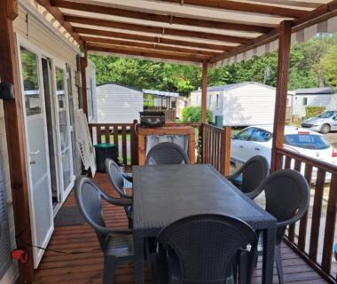 Terrasse couverte avec table et chaises du mobil home chez fred