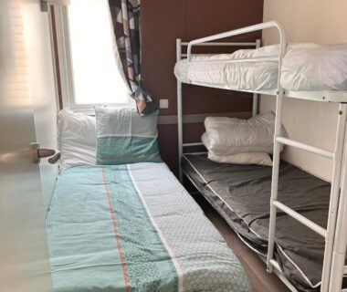 Chambre avec lit simple et lits superposés dans le mobil home Chill House La Jasse