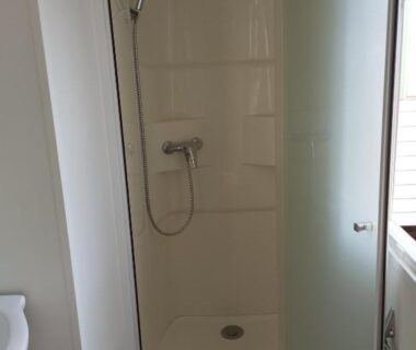 Cabine de douche compacte dans le mobil home Chill House La Jasse