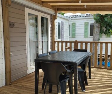 Terrasse couverte avec table et chaises du mobil home chill house la jasse