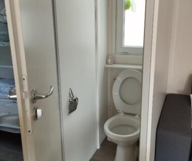 WC et petit espace sanitaire dans le mobil home Chill House La Jasse