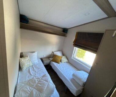 Chambre avec deux lits jumeaux dans le mobil home climatisé