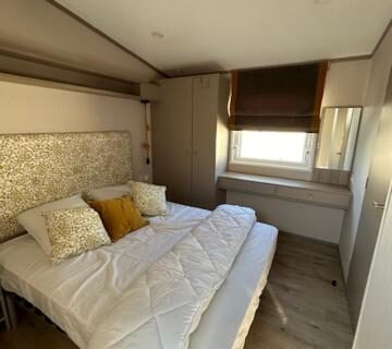 Chambre avec lit double et fenêtre dans le mobil home climatisé