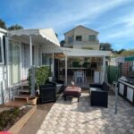 Terrasse avec salon de jardin et auvent au mobil home de luxe