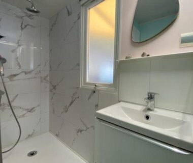 Salle de bain avec douche moderne et meuble lavabo du mobil home de luxe