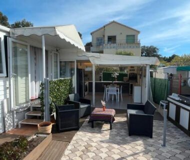 Terrasse avec salon de jardin et auvent au mobil home de luxe
