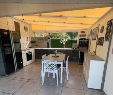 Cuisine extérieure couverte avec table et électroménagers du mobil home de luxe