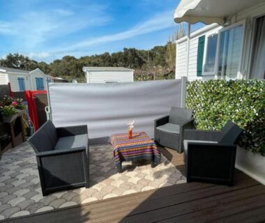 Terrasse privée avec salon extérieur et table basse du mobil home de luxe
