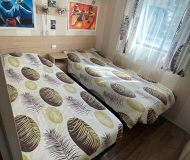 Chambre avec deux lits simples dans le mobil home de luxe