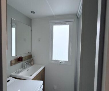 Salle d'eau avec lavabo et douche dans le mobil home détente et soleil