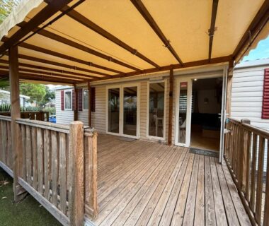 Terrasse couverte en bois avec portes vitrées du mobil home détente et soleil