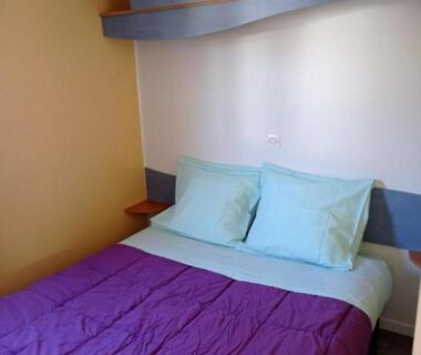 Chambre avec lit double dans le mobil-home du lac de Foix