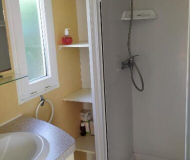 Salle de bain avec douche et lavabo dans le mobil-home du lac de Foix