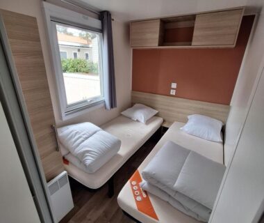 Chambre avec lits simples dans le mobil-home family 6 personnes