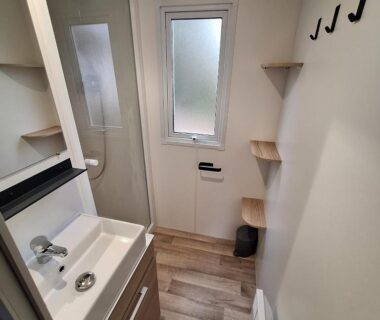 Salle de bain avec lavabo miroir et douche dans le mobil-home family 6 personnes