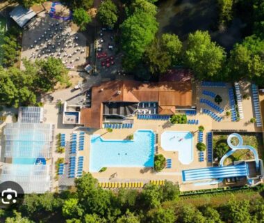 Piscine avec toboggans et transats vue aérienne au Camping 4 étoiles Bois Dormant Vendée