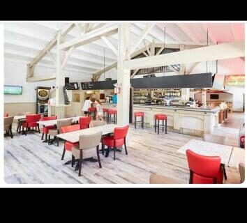 Salle de restauration avec tables et chaises au mobil-home family 6 personnes