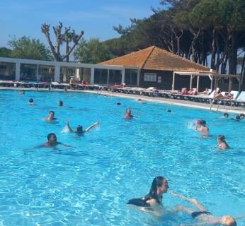 Piscine extérieure avec baigneurs au mobil home Le Castellas Bertrand