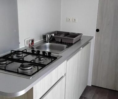 Coin cuisine avec plaques et évier dans le mobil home le Castellas Bertrand