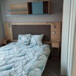 Chambre avec lit double dans le mobil home l'écrin bleu bougainvilliers