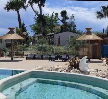 Piscine et coin détente au mobil home l’écrin bleu bougainvilliers