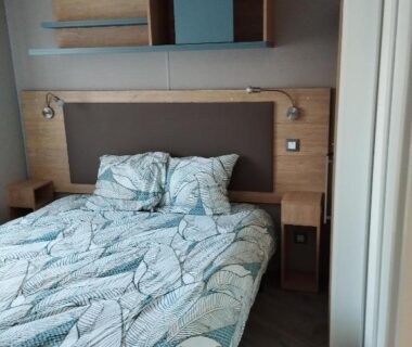 Chambre avec lit double dans le mobil home l'écrin bleu bougainvilliers