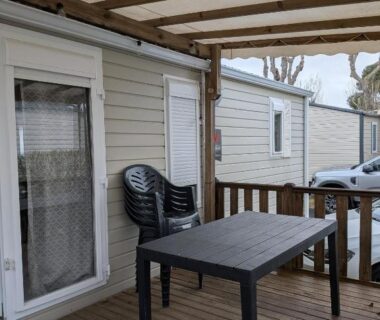 Terrasse couverte avec table et chaises du mobil home l'écrin bleu bougainvilliers