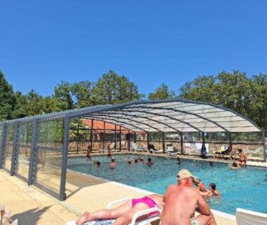 Piscine couverte avec transats au mobil home moderne et spacieux