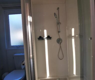 Salle d'eau avec cabine de douche dans le mobil home moderne et spacieux