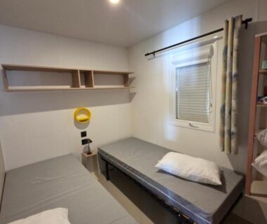 Chambre avec deux lits simples dans le mobil home soleil et detente