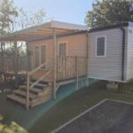 Terrasse en bois et escalier devant le mobil home soleil et detente