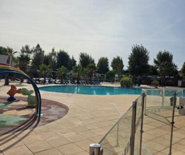 Piscine extérieure avec pataugeoire et transats au mobil home soleil et detente