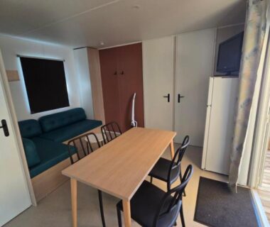 Séjour avec table chaises et banquette dans le mobil home soleil et detente