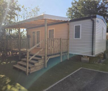Terrasse en bois et escalier devant le mobil home soleil et detente