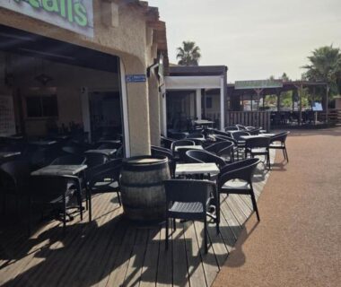 Terrasse extérieure avec tables et chaises du mobil home soleil et detente