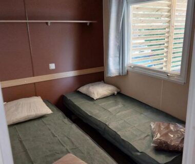 Chambre avec deux lits simples dans le mobil home tout confort 6 personnes climatisé au pied du Luberon