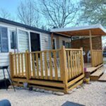 Terrasse en bois avec barbecue au pied du Luberon du mobil home tout confort 6 personnes climatisé