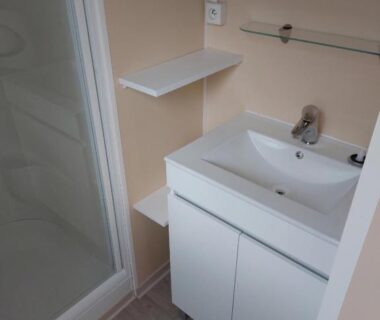 Salle de bains avec douche et lavabo dans le mobil home tout confort 6 personnes climatisé au pied du Luberon