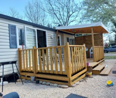 Terrasse en bois avec barbecue au pied du Luberon du mobil home tout confort 6 personnes climatisé